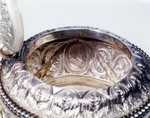 Eksempel på baksiden av Repousse-arbeid på en belgisk tekanne, 1865 av Belgian School